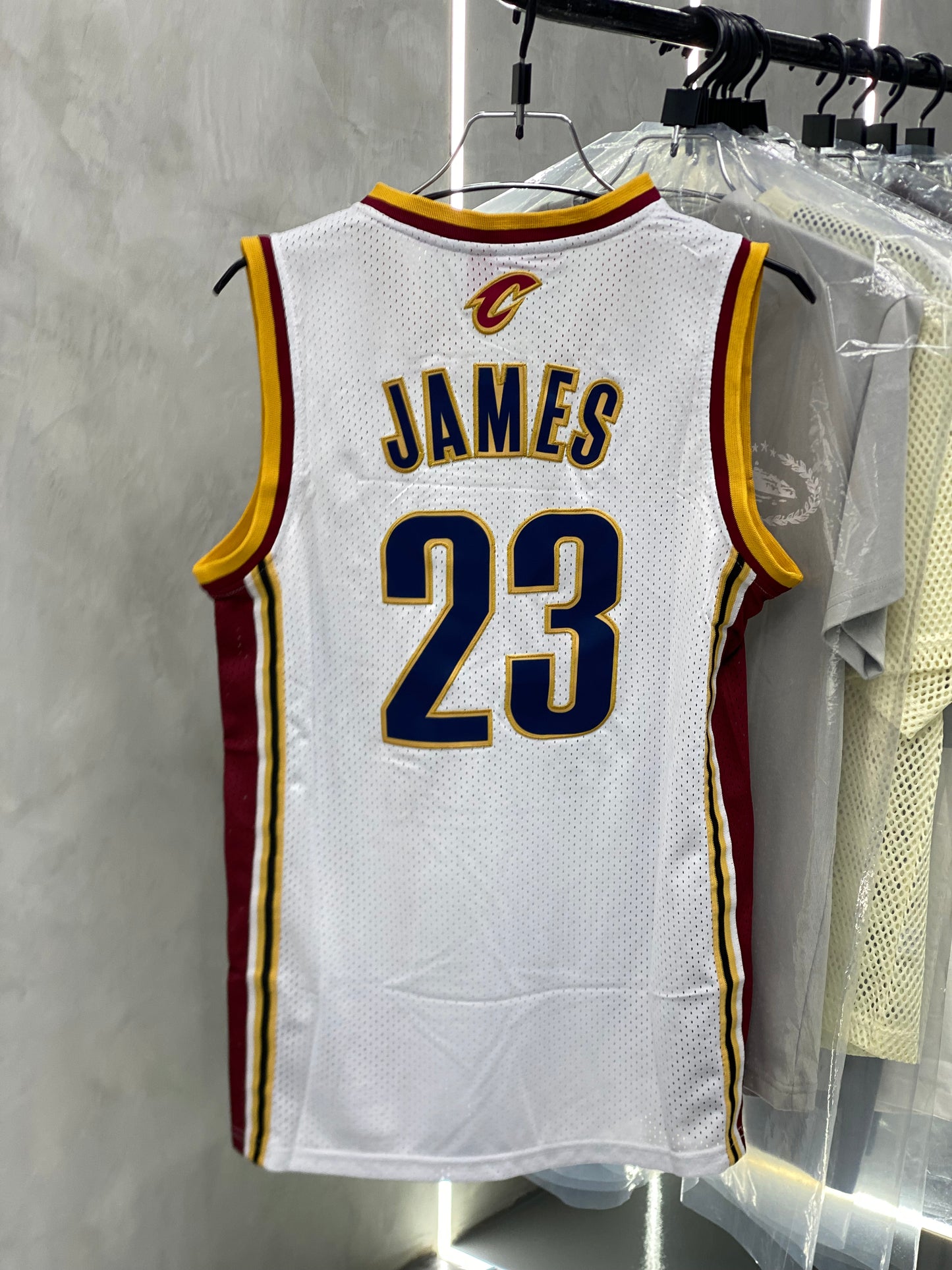 Cleveland Cavaliers LeBron James 23 Retro Jersey (Fans Edition)