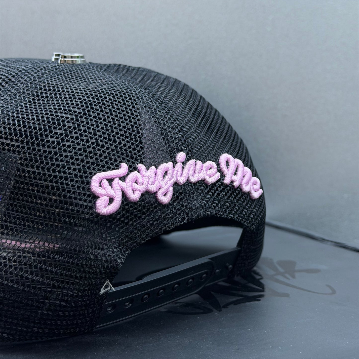 Synaworld by Central Cee trucker cap black/pink