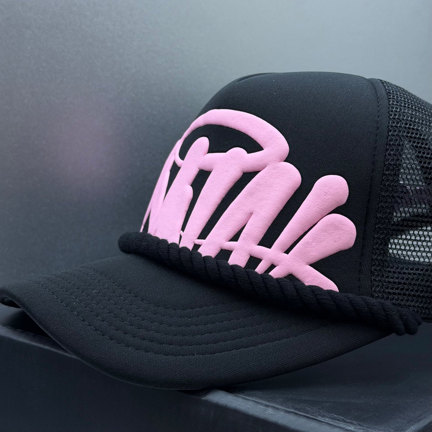 Synaworld by Central Cee trucker cap black/pink